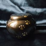 Pet urn